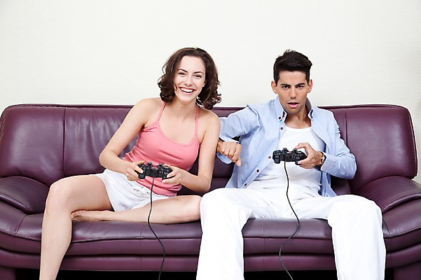 포토 JPG 서양인 외국인 해외기획촬영 해외 라이프스타일 부부 커플 여자 2011년태국 남자 행복 여유 커플라이프 포즈 신혼부부 놀이 휴가 휴식 실내 웃음 사람 앉기 20대 성인 두명 라이프 앞모습 소파 놀이용품 경쟁 게임 게임기 즐거움 조이스틱 청년만 성인만 국내포토 감정 뷰포인트 컨셉 의자 관계 모션 표정 인종 청년 내부 생활 오브젝트 신혼 파일형식