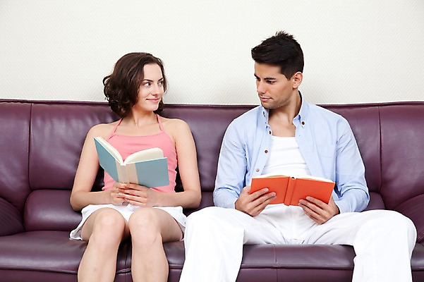 포토 JPG 서양인 외국인 해외기획촬영 해외 라이프스타일 부부 커플 여자 2011년태국 남자 행복 커플라이프 포즈 신혼부부 휴가 휴식 실내 미소 웃음 들기 사람 앉기 20대 성인 두명 라이프 책 소파 독서 마주보기 즐거움 청년만 성인만 국내포토 감정 컨셉 의자 관계 모션 표정 인종 청년 내부 생활 신혼 파일형식