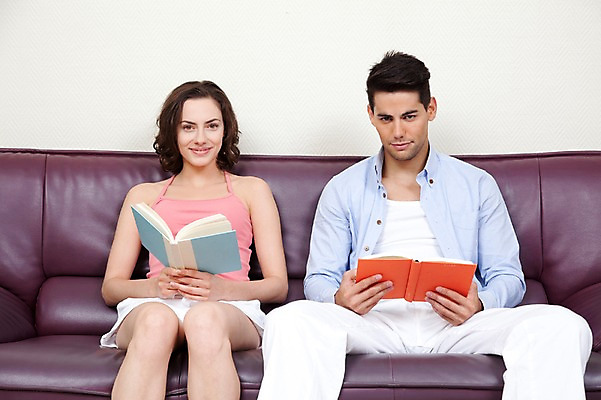 포토 JPG 서양인 외국인 해외기획촬영 해외 라이프스타일 부부 커플 여자 2011년태국 남자 행복 커플라이프 포즈 신혼부부 휴가 휴식 실내 미소 웃음 들기 사람 앉기 20대 성인 두명 라이프 앞모습 책 소파 독서 즐거움 청년만 성인만 국내포토 감정 뷰포인트 컨셉 의자 관계 모션 표정 인종 청년 내부 생활 신혼 파일형식