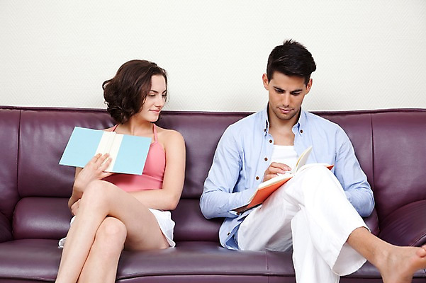 포토 JPG 서양인 외국인 해외기획촬영 해외 라이프스타일 부부 커플 응시 여자 2011년태국 남자 행복 여유 커플라이프 포즈 신혼부부 휴가 휴식 실내 미소 웃음 들기 사람 앉기 20대 성인 두명 라이프 앞모습 책 소파 독서 즐거움 청년만 성인만 국내포토 시선 감정 뷰포인트 컨셉 의자 관계 모션 표정 인종 청년 내부 생활 신혼 파일형식