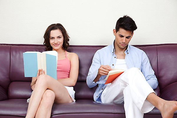 포토 JPG 서양인 외국인 해외기획촬영 해외 라이프스타일 부부 커플 응시 여자 2011년태국 남자 행복 여유 커플라이프 포즈 신혼부부 휴가 휴식 실내 미소 웃음 들기 사람 앉기 20대 성인 두명 라이프 앞모습 책 소파 독서 즐거움 청년만 성인만 국내포토 시선 감정 뷰포인트 컨셉 의자 관계 모션 표정 인종 청년 내부 생활 신혼 파일형식