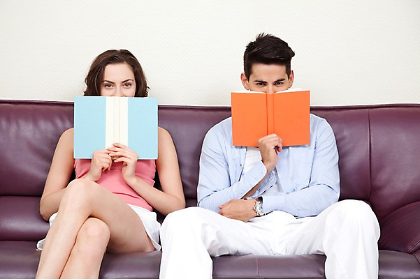 포토 JPG 서양인 외국인 해외기획촬영 해외 라이프스타일 부부 커플 여자 2011년태국 남자 행복 여유 커플라이프 포즈 신혼부부 휴가 휴식 실내 미소 웃음 들기 사람 앉기 20대 성인 두명 라이프 앞모습 책 소파 독서 가림 즐거움 청년만 성인만 국내포토 감정 뷰포인트 컨셉 의자 관계 모션 표정 인종 청년 내부 생활 신혼 파일형식