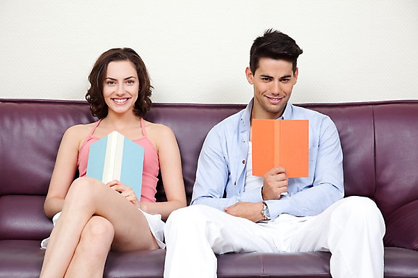 포토 JPG 서양인 외국인 해외기획촬영 해외 라이프스타일 부부 커플 여자 2011년태국 남자 행복 여유 커플라이프 포즈 신혼부부 휴가 휴식 실내 미소 웃음 들기 사람 앉기 20대 성인 두명 라이프 앞모습 책 소파 독서 즐거움 청년만 성인만 국내포토 감정 뷰포인트 컨셉 의자 관계 모션 표정 인종 청년 내부 생활 신혼 파일형식