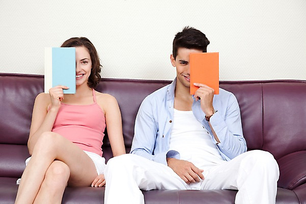 포토 JPG 서양인 외국인 해외기획촬영 해외 라이프스타일 부부 커플 여자 2011년태국 남자 행복 여유 커플라이프 포즈 신혼부부 휴가 휴식 실내 미소 웃음 들기 사람 앉기 20대 성인 두명 라이프 앞모습 책 소파 독서 가림 즐거움 청년만 성인만 국내포토 감정 뷰포인트 컨셉 의자 관계 모션 표정 인종 청년 내부 생활 신혼 파일형식