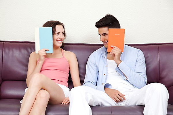 포토 JPG 서양인 외국인 해외기획촬영 해외 라이프스타일 부부 커플 여자 2011년태국 남자 행복 여유 커플라이프 포즈 신혼부부 휴가 휴식 실내 미소 웃음 들기 사람 앉기 20대 성인 두명 라이프 책 소파 독서 마주보기 즐거움 청년만 성인만 국내포토 감정 컨셉 의자 관계 모션 표정 인종 청년 내부 생활 신혼 파일형식