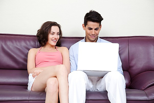 포토 JPG 서양인 외국인 해외기획촬영 해외 라이프스타일 부부 커플 응시 여자 2011년태국 남자 행복 여유 커플라이프 포즈 신혼부부 휴가 휴식 실내 미소 웃음 사람 앉기 20대 성인 두명 라이프 앞모습 노트북 컴퓨터 소파 즐거움 검색 청년만 성인만 국내포토 시선 감정 뷰포인트 컨셉 의자 관계 모션 표정 인종 청년 내부 생활 전자제품 신혼 파일형식