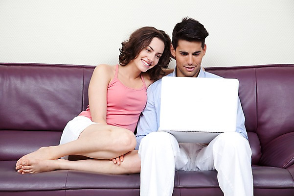 포토 JPG 서양인 외국인 해외기획촬영 해외 라이프스타일 부부 커플 응시 여자 2011년태국 남자 행복 여유 커플라이프 포즈 신혼부부 휴가 휴식 실내 미소 웃음 사람 앉기 20대 성인 두명 라이프 앞모습 노트북 컴퓨터 소파 즐거움 검색 청년만 성인만 국내포토 시선 감정 뷰포인트 컨셉 의자 관계 모션 표정 인종 청년 내부 생활 전자제품 신혼 파일형식