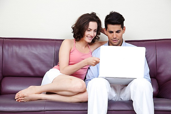 포토 JPG 서양인 외국인 해외기획촬영 해외 라이프스타일 부부 커플 응시 여자 2011년태국 남자 행복 여유 커플라이프 포즈 신혼부부 휴가 휴식 실내 미소 웃음 사람 앉기 20대 성인 두명 라이프 앞모습 노트북 컴퓨터 소파 즐거움 검색 청년만 성인만 국내포토 시선 감정 뷰포인트 컨셉 의자 관계 모션 표정 인종 청년 내부 생활 전자제품 신혼 파일형식