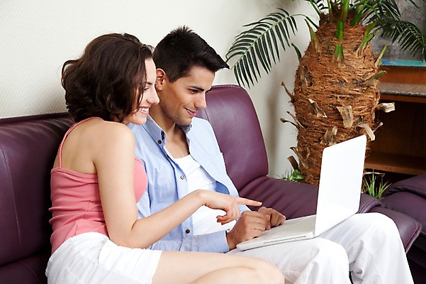 포토 JPG 서양인 외국인 해외기획촬영 해외 라이프스타일 부부 커플 응시 여자 2011년태국 남자 행복 커플라이프 포즈 신혼부부 휴가 휴식 실내 미소 웃음 사람 앉기 손짓 20대 성인 두명 라이프 노트북 컴퓨터 소파 검지손가락 가리킴 즐거움 검색 청년만 성인만 국내포토 시선 감정 컨셉 의자 손가락 관계 모션 표정 인종 청년 내부 생활 전자제품 신혼 파일형식