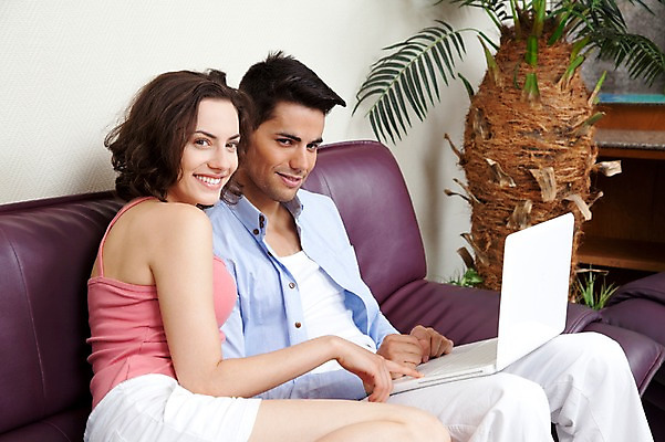 포토 JPG 서양인 외국인 해외기획촬영 해외 라이프스타일 부부 커플 여자 2011년태국 남자 행복 여유 커플라이프 포즈 신혼부부 휴가 휴식 실내 미소 웃음 사람 앉기 20대 성인 두명 라이프 노트북 컴퓨터 소파 즐거움 검색 청년만 성인만 국내포토 감정 컨셉 의자 관계 모션 표정 인종 청년 내부 생활 전자제품 신혼 파일형식