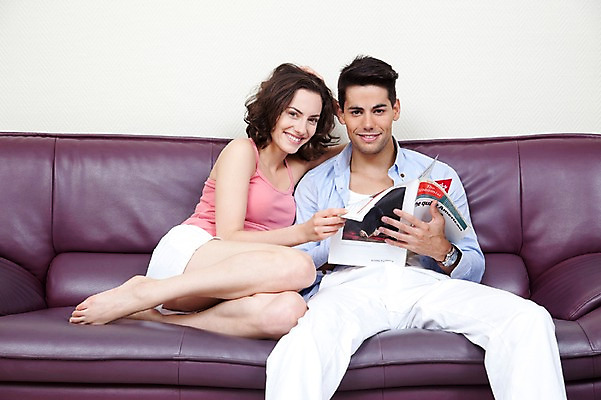 포토 JPG 서양인 외국인 해외기획촬영 해외 라이프스타일 부부 커플 여자 2011년태국 남자 행복 여유 커플라이프 포즈 신혼부부 휴가 휴식 실내 미소 웃음 사람 앉기 20대 성인 두명 라이프 앞모습 책 소파 독서 잡지 즐거움 청년만 성인만 국내포토 감정 뷰포인트 컨셉 의자 관계 모션 표정 인종 청년 내부 생활 간행물 신혼 파일형식