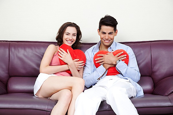 포토 JPG 서양인 외국인 해외기획촬영 해외 라이프스타일 부부 커플 여자 2011년태국 남자 행복 여유 커플라이프 포즈 쿠션 신혼부부 모션 휴가 휴식 실내 사랑 미소 웃음 들기 사람 앉기 20대 성인 두명 라이프 앞모습 소파 하트 즐거움 하트쿠션 청년만 성인만 국내포토 모양 감정 뷰포인트 컨셉 의자 관계 표정 인종 청년 내부 생활 신혼 파일형식