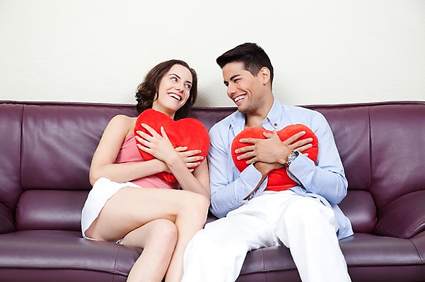 포토 JPG 서양인 외국인 해외기획촬영 해외 라이프스타일 부부 커플 응시 여자 2011년태국 남자 행복 커플라이프 포즈 쿠션 신혼부부 모션 휴가 휴식 실내 사랑 미소 웃음 들기 사람 앉기 20대 성인 두명 라이프 소파 마주보기 하트 즐거움 하트쿠션 청년만 성인만 국내포토 모양 시선 감정 컨셉 의자 관계 표정 인종 청년 내부 생활 신혼 파일형식