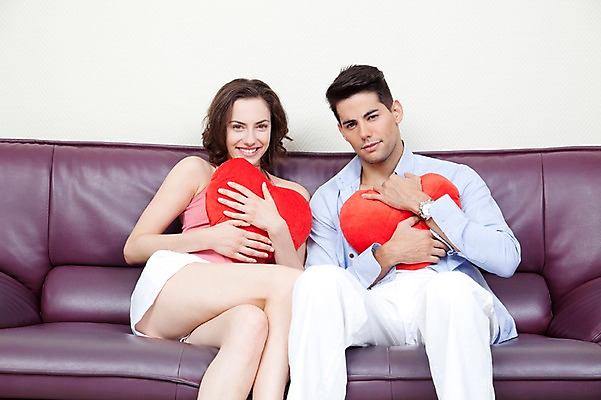 포토 JPG 서양인 외국인 해외기획촬영 해외 라이프스타일 부부 커플 여자 2011년태국 남자 행복 여유 커플라이프 포즈 쿠션 신혼부부 모션 휴가 휴식 실내 사랑 미소 웃음 들기 사람 앉기 20대 성인 두명 라이프 앞모습 소파 하트 즐거움 하트쿠션 청년만 성인만 국내포토 모양 감정 뷰포인트 컨셉 의자 관계 표정 인종 청년 내부 생활 신혼 파일형식