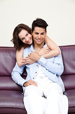 포토 JPG 서양인 외국인 해외기획촬영 해외 라이프스타일 부부 커플 여자 2011년태국 남자 행복 여유 커플라이프 포즈 신혼부부 안기 모션 포옹 휴가 휴식 실내 사랑 미소 웃음 사람 앉기 20대 성인 두명 라이프 앞모습 소파 즐거움 청년만 성인만 국내포토 감정 뷰포인트 컨셉 의자 관계 표정 인종 청년 내부 생활 신혼 파일형식