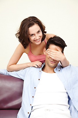 포토 JPG 서양인 외국인 해외기획촬영 해외 라이프스타일 부부 커플 여자 2011년태국 남자 행복 여유 커플라이프 포즈 장난 신혼부부 휴가 휴식 실내 사랑 미소 웃음 사람 앉기 손짓 상반신 20대 성인 두명 라이프 앞모습 소파 눈가림 즐거움 청년만 성인만 국내포토 감정 뷰포인트 컨셉 의자 관계 모션 표정 인종 청년 내부 생활 가림 신혼 파일형식