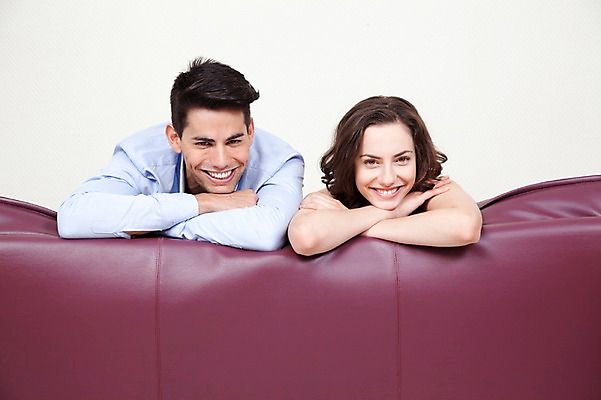 포토 JPG 서양인 외국인 해외기획촬영 해외 라이프스타일 부부 커플 여자 2011년태국 남자 행복 여유 엎드리기 커플라이프 포즈 신혼부부 모션 휴가 휴식 실내 미소 웃음 사람 상반신 20대 성인 두명 라이프 앞모습 소파 눕기 턱괴기 즐거움 청년만 성인만 국내포토 감정 뷰포인트 컨셉 의자 관계 표정 인종 청년 내부 생활 신혼 파일형식