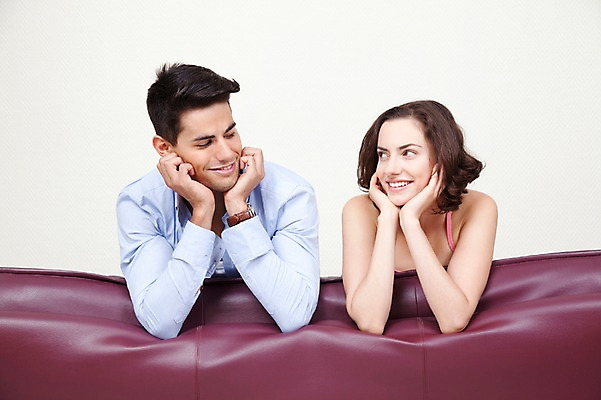 포토 JPG 서양인 외국인 해외기획촬영 해외 라이프스타일 부부 커플 응시 여자 2011년태국 남자 행복 여유 엎드리기 커플라이프 포즈 신혼부부 모션 휴가 휴식 실내 미소 웃음 사람 상반신 20대 성인 두명 라이프 앞모습 소파 눕기 마주보기 턱괴기 즐거움 청년만 성인만 국내포토 시선 감정 뷰포인트 컨셉 의자 관계 표정 인종 청년 내부 생활 신혼 파일형식