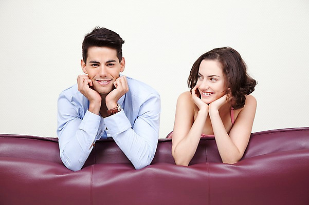 포토 JPG 서양인 외국인 해외기획촬영 해외 라이프스타일 부부 커플 응시 여자 2011년태국 남자 행복 여유 엎드리기 커플라이프 포즈 신혼부부 모션 휴가 휴식 실내 미소 웃음 사람 상반신 20대 성인 두명 라이프 앞모습 소파 눕기 턱괴기 즐거움 청년만 성인만 국내포토 시선 감정 뷰포인트 컨셉 의자 관계 표정 인종 청년 내부 생활 신혼 파일형식