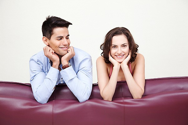 포토 JPG 서양인 외국인 해외기획촬영 해외 라이프스타일 부부 커플 응시 여자 2011년태국 남자 행복 여유 엎드리기 커플라이프 포즈 신혼부부 모션 휴가 휴식 실내 미소 웃음 사람 상반신 20대 성인 두명 라이프 앞모습 소파 눕기 턱괴기 즐거움 청년만 성인만 국내포토 시선 감정 뷰포인트 컨셉 의자 관계 표정 인종 청년 내부 생활 신혼 파일형식