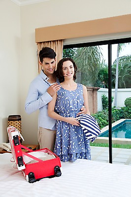 포토 JPG 서양인 외국인 해외기획촬영 해외 라이프스타일 부부 커플 여자 2011년태국 남자 행복 여유 커플라이프 포즈 가방 창문 신혼부부 모션 유리 호텔 숙소 휴가 휴식 실내 서기 미소 웃음 들기 사람 20대 성인 두명 라이프 앞모습 소풍 바구니 캐리어 여행가방 신혼여행 커튼 빌라 즐거움 휴양지 정리 풀빌라 정리정돈 청년만 성인만 국내포토 잡화 감정 뷰포인트 결혼 컨셉 관계 재질 주택 표정 인종 청년 내부 생활 야외활동 장소 신혼 파일형식