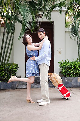포토 JPG 주간 전신 서양인 외국인 나무 식물 해외기획촬영 해외 라이프스타일 부부 커플 여자 2011년태국 남자 행복 여유 커플라이프 여행 포즈 가방 신혼부부 모션 숙소 휴가 휴식 서기 미소 웃음 사람 잔디 20대 성인 야외 두명 라이프 야자수 소풍 바구니 문 마주보기 캐리어 여행가방 신혼여행 빌라 즐거움 휴양지 풀빌라 청년만 성인만 국내포토 자연요소 잡화 감정 결혼 컨셉 관계 주택 표정 인종 청년 생활 야외활동 장소 신혼 파일형식