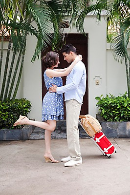 포토 JPG 주간 전신 서양인 외국인 나무 식물 해외기획촬영 해외 라이프스타일 부부 커플 여자 2011년태국 남자 행복 여유 커플라이프 여행 포즈 가방 신혼부부 모션 숙소 휴가 휴식 서기 미소 웃음 사람 잔디 20대 성인 야외 두명 라이프 옆모습 야자수 소풍 바구니 문 마주보기 캐리어 여행가방 신혼여행 빌라 즐거움 휴양지 풀빌라 청년만 성인만 국내포토 자연요소 잡화 감정 뷰포인트 결혼 컨셉 관계 주택 표정 인종 청년 생활 야외활동 장소 신혼 파일형식