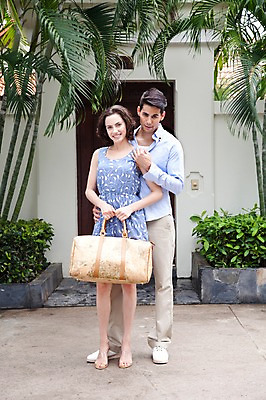 포토 JPG 주간 전신 서양인 외국인 나무 식물 해외기획촬영 해외 라이프스타일 부부 커플 여자 2011년태국 남자 행복 여유 커플라이프 여행 포즈 가방 신혼부부 모션 숙소 휴가 휴식 서기 미소 웃음 들기 사람 잔디 20대 성인 야외 두명 라이프 앞모습 야자수 소풍 바구니 문 캐리어 여행가방 신혼여행 빌라 즐거움 휴양지 풀빌라 청년만 성인만 국내포토 자연요소 잡화 감정 뷰포인트 결혼 컨셉 관계 주택 표정 인종 청년 생활 야외활동 장소 신혼 파일형식