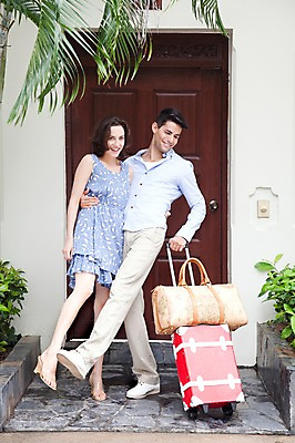 포토 JPG 주간 전신 서양인 외국인 나무 식물 해외기획촬영 해외 라이프스타일 부부 커플 여자 2011년태국 남자 행복 커플라이프 여행 포즈 가방 신혼부부 모션 숙소 휴가 휴식 서기 미소 웃음 들기 사람 경사 잔디 20대 성인 야외 두명 라이프 야자수 소풍 바구니 문 캐리어 여행가방 신혼여행 빌라 즐거움 휴양지 풀빌라 청년만 성인만 국내포토 자연요소 잡화 감정 결혼 컨셉 관계 주택 표정 인종 청년 생활 야외활동 장소 신혼 파일형식