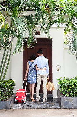 포토 JPG 주간 전신 서양인 외국인 나무 식물 해외기획촬영 해외 라이프스타일 부부 커플 여자 2011년태국 남자 행복 여유 커플라이프 여행 포즈 가방 신혼부부 모션 숙소 휴가 휴식 서기 미소 웃음 들기 사람 잔디 20대 성인 야외 두명 라이프 뒷모습 야자수 소풍 바구니 문 캐리어 여행가방 신혼여행 빌라 즐거움 휴양지 풀빌라 청년만 성인만 국내포토 자연요소 잡화 감정 뷰포인트 결혼 컨셉 관계 주택 표정 인종 청년 생활 야외활동 장소 신혼 파일형식