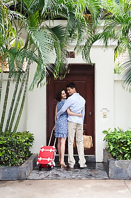 포토 JPG 주간 전신 서양인 외국인 나무 식물 해외기획촬영 해외 라이프스타일 부부 커플 여자 2011년태국 남자 행복 여유 커플라이프 여행 포즈 가방 신혼부부 모션 숙소 휴가 휴식 서기 미소 웃음 들기 사람 잔디 20대 성인 야외 두명 라이프 뒷모습 야자수 소풍 바구니 문 캐리어 여행가방 신혼여행 뒤돌아보기 빌라 즐거움 휴양지 풀빌라 청년만 성인만 국내포토 자연요소 잡화 감정 뷰포인트 결혼 컨셉 관계 주택 표정 인종 청년 생활 야외활동 장소 신혼 파일형식