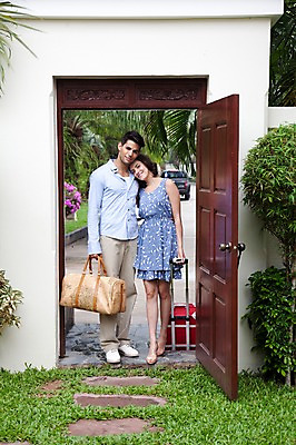 포토 JPG 주간 전신 서양인 외국인 나무 식물 해외기획촬영 해외 라이프스타일 부부 커플 여자 2011년태국 남자 행복 여유 커플라이프 여행 포즈 가방 신혼부부 모션 호텔 숙소 휴가 휴식 서기 미소 웃음 들기 사람 잔디 20대 성인 야외 두명 라이프 앞모습 야자수 소풍 바구니 문 캐리어 여행가방 기댐 신혼여행 즐거움 휴양지 청년만 성인만 국내포토 자연요소 잡화 감정 뷰포인트 결혼 컨셉 관계 표정 인종 청년 생활 야외활동 장소 신혼 파일형식