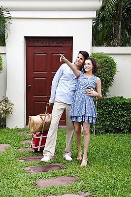 포토 JPG 주간 전신 서양인 외국인 나무 식물 해외기획촬영 해외 라이프스타일 부부 커플 응시 여자 2011년태국 남자 행복 여유 커플라이프 여행 포즈 가방 신혼부부 모션 호텔 숙소 휴가 휴식 서기 미소 웃음 사람 손짓 잔디 20대 성인 야외 두명 라이프 야자수 소풍 바구니 문 캐리어 여행가방 신혼여행 검지손가락 가리킴 즐거움 휴양지 청년만 성인만 국내포토 자연요소 시선 잡화 감정 결혼 컨셉 손가락 관계 표정 인종 청년 생활 야외활동 장소 신혼 파일형식