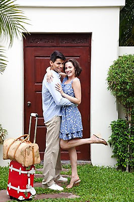 포토 JPG 주간 전신 서양인 외국인 나무 식물 해외기획촬영 해외 라이프스타일 부부 커플 여자 2011년태국 남자 행복 여유 커플라이프 여행 포즈 가방 신혼부부 안기 모션 포옹 호텔 숙소 휴가 휴식 서기 미소 웃음 사람 잔디 20대 성인 야외 두명 라이프 야자수 소풍 바구니 문 마주보기 캐리어 여행가방 신혼여행 즐거움 휴양지 청년만 성인만 국내포토 자연요소 잡화 감정 결혼 컨셉 관계 표정 인종 청년 생활 야외활동 장소 신혼 파일형식