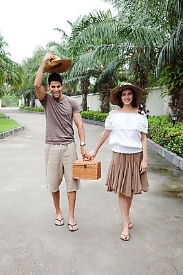 포토 JPG 주간 전신 서양인 외국인 나무 식물 해외기획촬영 모자 해외 라이프스타일 부부 커플 여자 2011년태국 남자 행복 길 여유 커플라이프 여행 포즈 가방 신혼부부 모션 휴가 휴식 서기 미소 웃음 사람 20대 성인 야외 두명 라이프 앞모습 야자수 소풍 바구니 걷기 손잡기 산책 산책로 신혼여행 즐거움 휴양지 청년만 성인만 국내포토 자연요소 잡화 감정 뷰포인트 결혼 컨셉 관계 표정 인종 청년 생활 야외활동 장소 신혼 파일형식