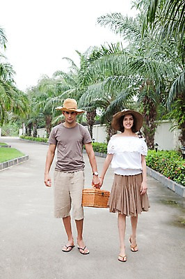 포토 JPG 주간 전신 서양인 외국인 나무 식물 해외기획촬영 모자 해외 라이프스타일 부부 커플 여자 2011년태국 남자 행복 길 여유 커플라이프 여행 포즈 가방 신혼부부 모션 휴가 휴식 서기 미소 웃음 사람 20대 성인 야외 두명 라이프 앞모습 야자수 소풍 바구니 걷기 손잡기 산책 산책로 신혼여행 즐거움 휴양지 청년만 성인만 국내포토 자연요소 잡화 감정 뷰포인트 결혼 컨셉 관계 표정 인종 청년 생활 야외활동 장소 신혼 파일형식
