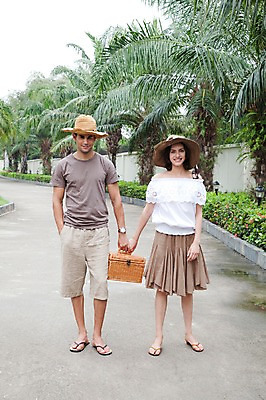 포토 JPG 주간 전신 서양인 외국인 나무 식물 해외기획촬영 모자 해외 라이프스타일 부부 커플 여자 2011년태국 남자 행복 길 커플라이프 여행 포즈 가방 신혼부부 모션 휴가 휴식 서기 미소 웃음 사람 20대 성인 야외 두명 라이프 앞모습 야자수 소풍 바구니 손잡기 산책 산책로 신혼여행 즐거움 휴양지 청년만 성인만 국내포토 자연요소 잡화 감정 뷰포인트 결혼 컨셉 관계 표정 인종 청년 생활 야외활동 장소 신혼 파일형식