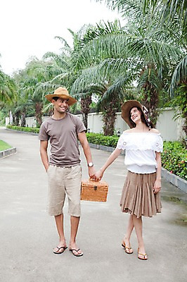 포토 JPG 주간 전신 서양인 외국인 나무 식물 해외기획촬영 모자 해외 라이프스타일 부부 커플 여자 2011년태국 남자 행복 길 여유 커플라이프 여행 포즈 가방 신혼부부 모션 휴가 휴식 서기 미소 웃음 사람 20대 성인 야외 두명 라이프 야자수 소풍 바구니 마주보기 손잡기 산책 산책로 신혼여행 즐거움 휴양지 청년만 성인만 국내포토 자연요소 잡화 감정 결혼 컨셉 관계 표정 인종 청년 생활 야외활동 장소 신혼 파일형식