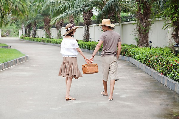 포토 JPG 주간 전신 서양인 외국인 나무 식물 해외기획촬영 모자 해외 라이프스타일 부부 커플 여자 2011년태국 남자 행복 길 여유 커플라이프 여행 포즈 가방 신혼부부 모션 휴가 휴식 서기 미소 웃음 사람 20대 성인 야외 두명 라이프 뒷모습 야자수 소풍 바구니 마주보기 걷기 손잡기 산책 산책로 신혼여행 즐거움 휴양지 청년만 성인만 국내포토 자연요소 잡화 감정 뷰포인트 결혼 컨셉 관계 표정 인종 청년 생활 야외활동 장소 신혼 파일형식