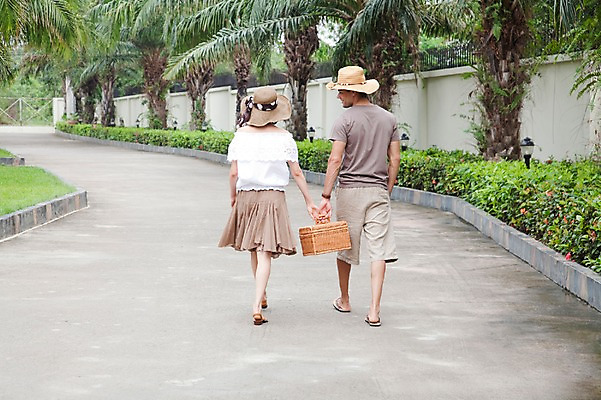 포토 JPG 주간 전신 서양인 외국인 나무 식물 해외기획촬영 모자 해외 라이프스타일 부부 커플 여자 2011년태국 남자 행복 길 여유 커플라이프 여행 포즈 가방 신혼부부 모션 휴가 휴식 서기 미소 웃음 사람 20대 성인 야외 두명 라이프 뒷모습 야자수 소풍 바구니 걷기 손잡기 산책 산책로 신혼여행 즐거움 휴양지 청년만 성인만 국내포토 자연요소 잡화 감정 뷰포인트 결혼 컨셉 관계 표정 인종 청년 생활 야외활동 장소 신혼 파일형식