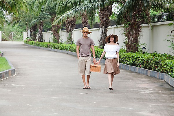 포토 JPG 주간 전신 서양인 외국인 나무 식물 해외기획촬영 모자 해외 라이프스타일 부부 커플 여자 2011년태국 남자 행복 길 여유 커플라이프 여행 포즈 가방 신혼부부 모션 휴가 휴식 서기 미소 웃음 사람 20대 성인 야외 두명 라이프 야자수 소풍 바구니 걷기 손잡기 산책 산책로 신혼여행 즐거움 휴양지 청년만 성인만 국내포토 자연요소 잡화 감정 결혼 컨셉 관계 표정 인종 청년 생활 야외활동 장소 신혼 파일형식