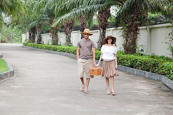 포토 JPG 주간 전신 서양인 외국인 나무 식물 해외기획촬영 모자 해외 라이프스타일 손 부부 커플 여자 2011년태국 남자 행복 길 여유 커플라이프 여행 포즈 가방 신혼부부 모션 휴가 휴식 서기 미소 웃음 사람 20대 성인 야외 두명 라이프 앞모습 야자수 소풍 바구니 걷기 손잡기 산책 산책로 신혼여행 주머니 즐거움 휴양지 청년만 성인만 국내포토 자연요소 잡화 감정 뷰포인트 결혼 컨셉 관계 표정 인종 청년 생활 신체부위 야외활동 장소 신혼 파일형식