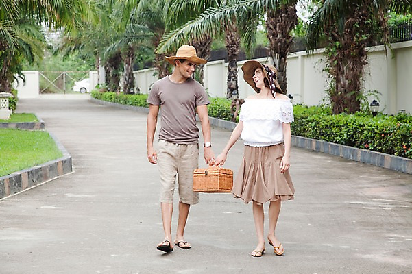 포토 JPG 주간 전신 서양인 외국인 나무 식물 해외기획촬영 모자 해외 라이프스타일 부부 커플 여자 2011년태국 남자 행복 길 여유 커플라이프 여행 포즈 가방 신혼부부 모션 휴가 휴식 서기 미소 웃음 사람 20대 성인 야외 두명 라이프 야자수 소풍 바구니 마주보기 걷기 손잡기 산책 산책로 신혼여행 즐거움 휴양지 청년만 성인만 국내포토 자연요소 잡화 감정 결혼 컨셉 관계 표정 인종 청년 생활 야외활동 장소 신혼 파일형식