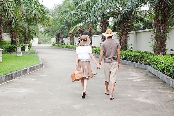 포토 JPG 주간 전신 서양인 외국인 나무 식물 해외기획촬영 모자 해외 라이프스타일 부부 커플 여자 2011년태국 남자 행복 길 여유 커플라이프 여행 포즈 가방 신혼부부 모션 휴가 휴식 서기 미소 웃음 사람 20대 성인 야외 두명 라이프 뒷모습 야자수 소풍 바구니 걷기 손잡기 산책 산책로 신혼여행 즐거움 휴양지 청년만 성인만 국내포토 자연요소 잡화 감정 뷰포인트 결혼 컨셉 관계 표정 인종 청년 생활 야외활동 장소 신혼 파일형식