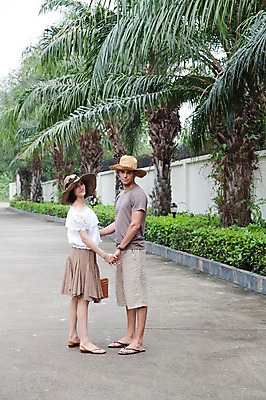 포토 JPG 주간 전신 서양인 외국인 나무 식물 해외기획촬영 모자 해외 라이프스타일 부부 커플 여자 2011년태국 남자 행복 길 커플라이프 여행 포즈 가방 신혼부부 모션 휴가 휴식 서기 미소 웃음 사람 20대 성인 야외 두명 라이프 야자수 소풍 바구니 손잡기 산책 산책로 신혼여행 뒤돌아보기 즐거움 휴양지 청년만 성인만 국내포토 자연요소 잡화 감정 결혼 컨셉 관계 표정 인종 청년 생활 야외활동 장소 신혼 파일형식