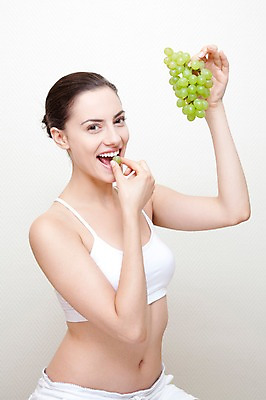 포토 JPG 스튜디오촬영 서양인 외국인 모델 해외기획촬영 해외 우먼라이프 라이프스타일 여자 2011년태국 행복 음식 포즈 과일 모션 포도 실내 한명 서기 미소 웃음 들기 사람 상반신 20대 성인 라이프 민소매 뷰티 매끈함 탱크톱 먹기 순수 즐거움 청포도 올림머리 묶은머리 청순 의료성형뷰티 여자만 여자한명만 성인여자만 청년만 청년여자만 성인한명만 청년여자한명만 성인여자한명만 성인만 국내포토 1 헤어스타일 감정 컨셉 상의 표정 인종 청년 내부 생활 감각 파일형식