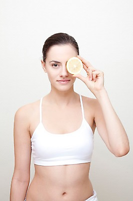 포토 JPG 스튜디오촬영 서양인 외국인 모델 해외기획촬영 해외 우먼라이프 라이프스타일 여자 2011년태국 열매 행복 포즈 과일 모션 실내 한명 서기 미소 웃음 사람 상반신 20대 성인 라이프 앞모습 민소매 뷰티 노란색 눈가림 가림 매끈함 탱크톱 레몬 순수 즐거움 올림머리 묶은머리 비타민C 청순 의료성형뷰티 여자만 여자한명만 성인여자만 청년만 청년여자만 성인한명만 청년여자한명만 성인여자한명만 성인만 국내포토 식물 1 헤어스타일 감정 뷰포인트 컬러 컨셉 상의 표정 인종 청년 내부 생활 감각 비타민 파일형식