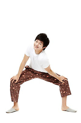 포토 JPG 스튜디오촬영 전신 학생 라이프스타일 남자 남학생 포즈 모션 청소년 고등학생 아침 실내 실내화 한명 서기 미소 웃음 누끼 사람 동양인 라이프 앞모습 10대 운동 스트레칭 잠옷 한국인 기상 다리벌리기 체조 아침운동 아침체조 남자만 남자한명만 십대만 십대남자만 십대남자한명만 국내포토 주간 1 옷 뷰포인트 신발 표정 건강 인종 내부 생활 파일형식