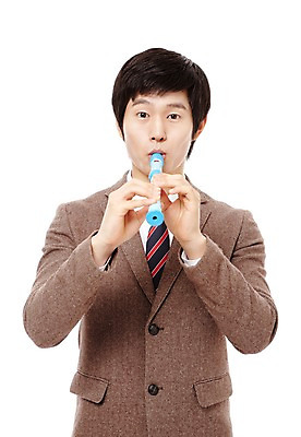 포토 JPG 스튜디오촬영 학생 남자 교복 음악 남학생 포즈 연주 청소년 고등학생 실내 관악기 한명 서기 미소 웃음 누끼 사람 동양인 상반신 앞모습 10대 한국인 불기 피리 음악교육 리코더 남자만 남자한명만 십대만 십대남자만 십대남자한명만 국내포토 1 옷 교육 악기 뷰포인트 모션 문화예술 표정 인종 내부 목관악기 파일형식