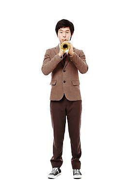 포토 JPG 스튜디오촬영 전신 학생 남자 교복 악기 음악 남학생 포즈 연주 청소년 고등학생 실내 관악기 한명 서기 미소 웃음 들기 누끼 사람 동양인 앞모습 10대 한국인 불기 나팔 음악교육 남자만 남자한명만 십대만 십대남자만 십대남자한명만 국내포토 1 옷 교육 뷰포인트 모션 문화예술 표정 인종 내부 파일형식